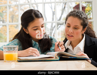 Donna e bambina facendo i compiti di scuola Foto Stock