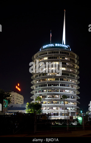La Capitol Records edificio su Hollywood Boulevard, Hollywood, California, Stati Uniti d'America (vista notturna) Foto Stock
