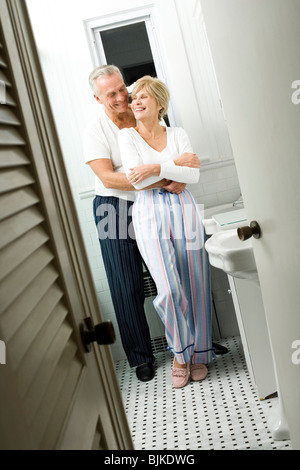 Coppia matura in bagno abbracciando Foto Stock