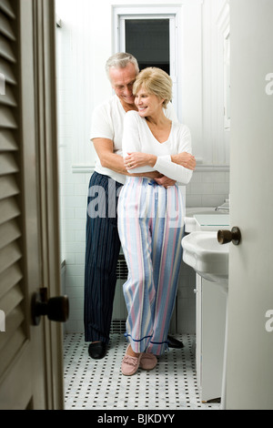 Coppia matura in bagno abbracciando Foto Stock