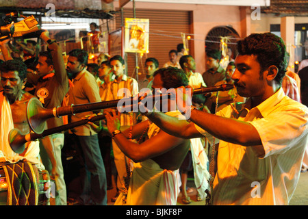 Musicisti Nadaswaram, processione, tempio Hindu festival in Pulinkudi, Kerala, India, Asia Foto Stock