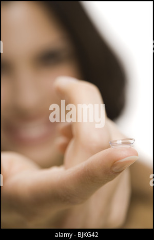 Primo piano della donna che mantiene la lente a contatto Foto Stock