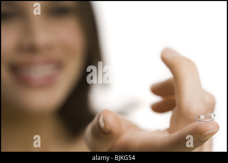 Primo piano della donna che mantiene la lente a contatto Foto Stock