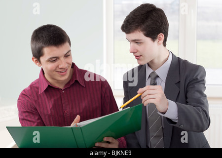 Due giovani parlare di qualche progetto Foto Stock