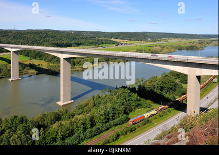 Angolo di alta vista di un alto ponte che attraversa un fiume. Foto Stock