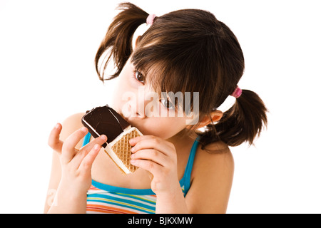 Bambina con pigtail a mangiare il gelato Foto Stock