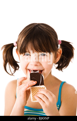 Bambina con pigtail a mangiare il gelato Foto Stock