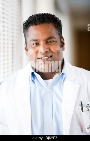 Medico maschio sorridente Foto Stock