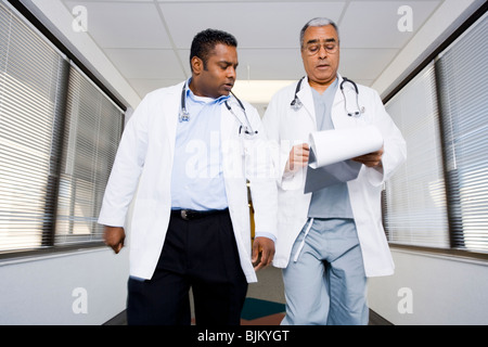I medici a camminare e parlare Foto Stock