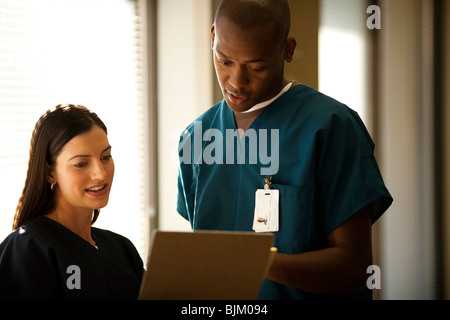 Medico e infermiere parlando Foto Stock