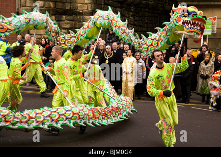 Un dragon dance è eseguita come parte del Capodanno cinese a Chinatown a Newcastle-upon-Tyne, Inghilterra. Foto Stock