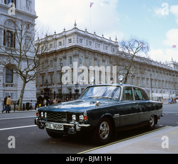 La polizia Rover V8 fuori dalle porte di dieci di Downing street Londra Foto Stock