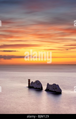 Impostazione di Sun al di sopra degli aghi. Isola di Wight, England, Regno Unito Foto Stock