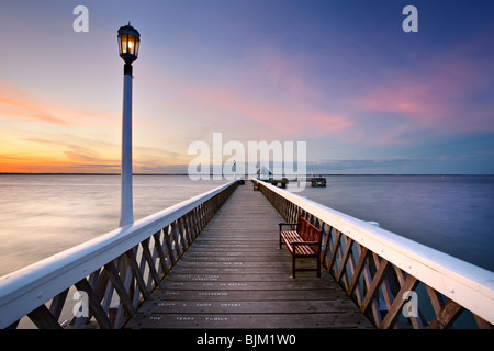 Tramonto sul Yarmouth Pier. Isola di Wight, England, Regno Unito Foto Stock