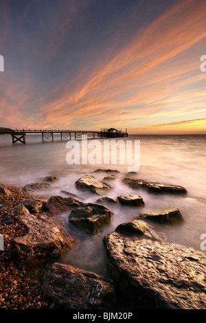 Il sorgere del sole su Totland Bay. Isola di Wight, England, Regno Unito Foto Stock