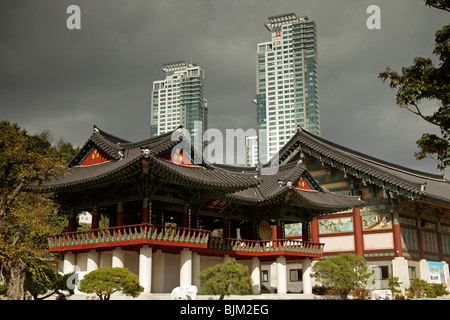 Buddista di Tempio Bongeunsa davanti di grattacieli, Seoul, Corea del Sud, Asia Foto Stock