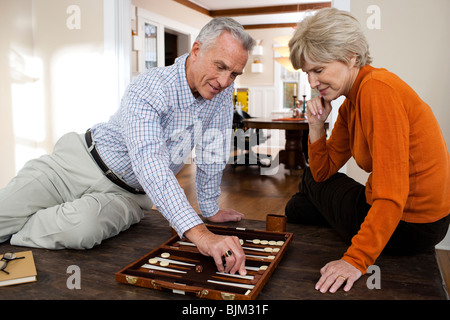 Coppia matura di giocare a backgammon Foto Stock
