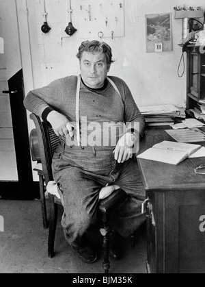 Fabbro maestro nel suo ufficio, Germania orientale, l'Europa, circa 1980 Foto Stock