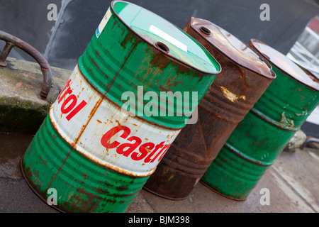 Il vecchio olio Castrol tamburi a Eyemouth Harbour, Scottish Borders Foto Stock