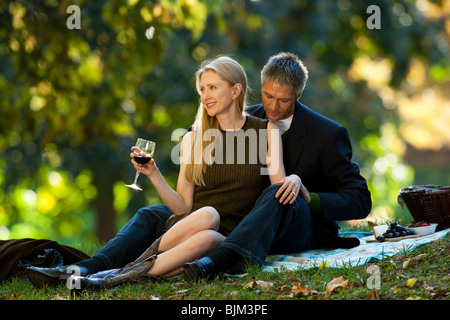 Paio di bere vino all'aperto Foto Stock