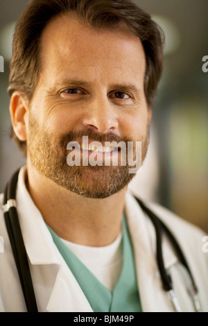 Ritratto di un medico di sesso maschile di sorridere Foto Stock