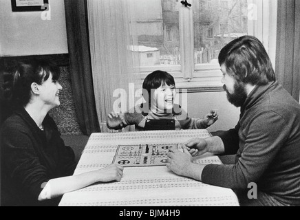 La famiglia gioca il mensch-aergere-dich-nicht gioco di bordo, Germania orientale, l'Europa, circa 1975 Foto Stock