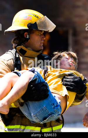 Fire fighter salvataggio bambino Foto Stock