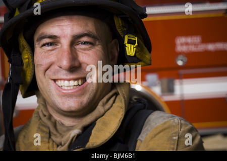 Fire fighter in uniforme con bracci incrociati Foto Stock