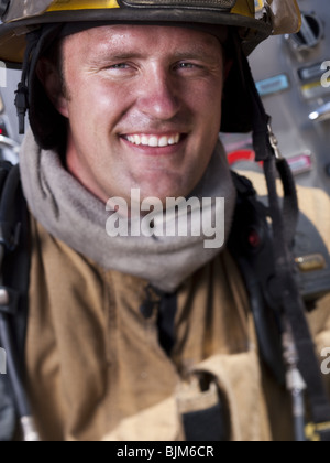 Fire fighter comandi di lavoro su camion dei pompieri Foto Stock