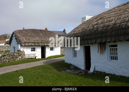 Tradizionale cregneash manx village cottage con tetto di paglia di Isola di Man attrazione uk gb Foto Stock