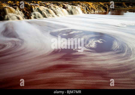 Acqua vorticoso nelle cascate del Rio Tinto Foto Stock