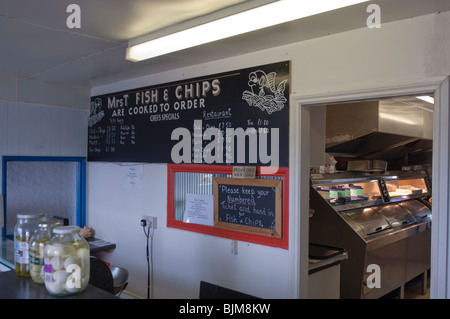 L'interno di MRS T fish & chips shop store presso il porto di Southwold , Suffolk , Inghilterra , Inghilterra , Regno Unito Foto Stock