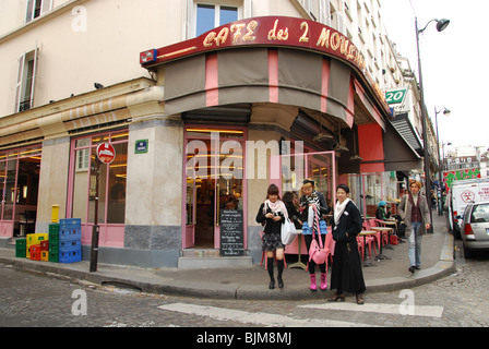 I turisti giapponesi al Cafè des 2 Moulins famoso per Amelie film Parigi Francia Foto Stock