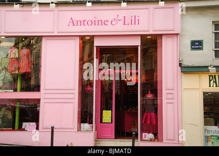 Colorato Antoine & Lili negozio di fronte a Montmartre Parigi Francia Foto Stock