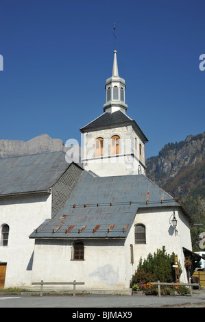 La chiesa nella città alpina di Servoz in Haute Savoie, Rhone Alpes regione della Francia che è vicino a Chamonix. Foto Stock
