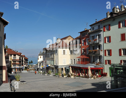 La cittadina lacustre di Evian-les-Bains che è situato accanto al lago di Ginevra in Haute Savoie, Rhone Alpes regione della Francia. Foto Stock
