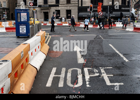 La segnaletica stradale con la parola "speranza" presso il West End di Princes Street, Edinburgh. Foto Stock