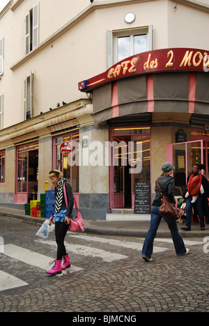 Parte anteriore del Cafè des 2 Moulins famoso per Amelie film Parigi Francia Foto Stock