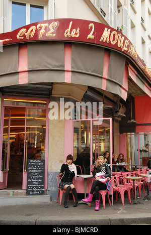 Ingresso del Cafè des 2 Moulins famoso per Amelie film Parigi Francia Foto Stock