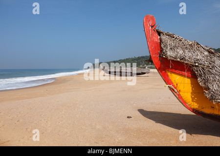 Spiaggia di sabbia con barche da pesca Somatheram Beach, Malabarian Costa, il Malabar, Kerala, India, Asia Foto Stock