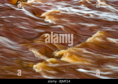 Il rosso acque del Rio Tinto, Huelva, Spagna Foto Stock