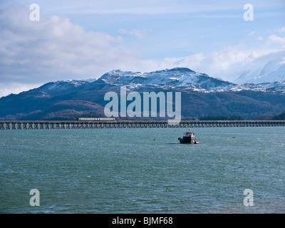 Il Barmouth Rail Bridge attraversa la Mawddach Estuary con Cadair Idris in background. Snowdonia Wales UK Foto Stock