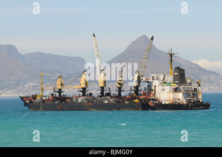 La Seli 1 una piccola nave portarinfuse stabilisce arenarsi in Table Bay off Città del Capo Sud Africa. Vicino alla spiaggia di Bloubergstrand ZA Foto Stock