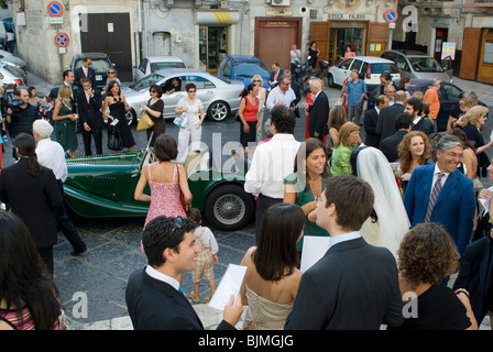 Italien, Apulien, Bari, Hochzeitsgesellschaft vor der Kathedrale | Italia, Puglia, Bari, party di nozze a piazza del Duomo Foto Stock