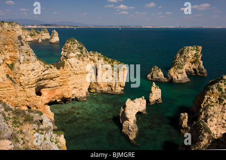 Erodendo le scogliere, le pile e gli isolotti a Ponta da Piedade, vicino a Lagos, Algarve, Portogallo. Foto Stock