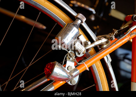 La dinamo di bicicletta e una luce rossa Foto Stock