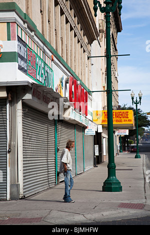 Uomo con barba grigia a piedi nella corsa verso il basso area di El Paso Texas USA Foto Stock