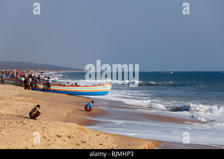 I pescatori preparano per prendere le loro barche da pesca in mare, Somatheram Beach, Malabarian Costa, il Malabar, Kerala, India, Foto Stock
