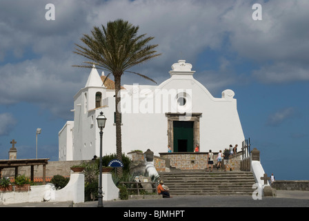 L'Italia, la Campania, il Golfo di Napoli, l'isola di Ischia, Forio, bianco chiesa di Santa Maria del Soccorso Foto Stock