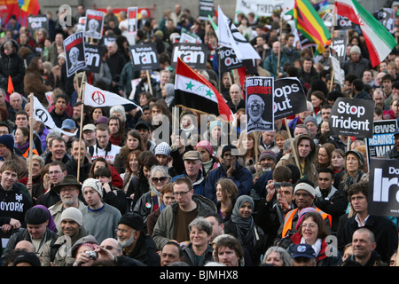 Anti-guerra e anti-trident manifestanti si riuniscono per un rally in Trafalgar Square a Londra. Foto Stock